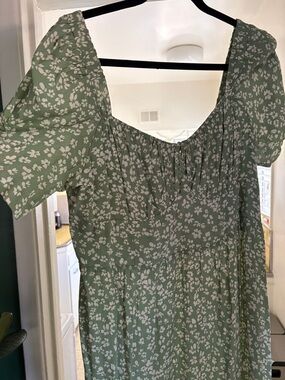 Green Floral Midi Dress - Lightweight Puff-Sleeve Style